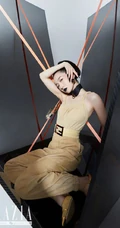 孟美岐个性《红秀》杂志写真，玩转黑与红两种色彩元素，时尚动感又动人
