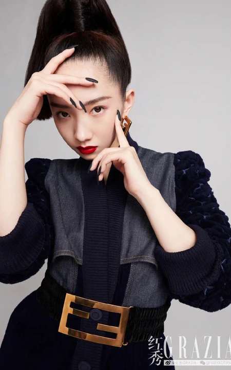 孟美岐个性《红秀》杂志写真，玩转黑与红两种色彩元素，时尚动感又动人