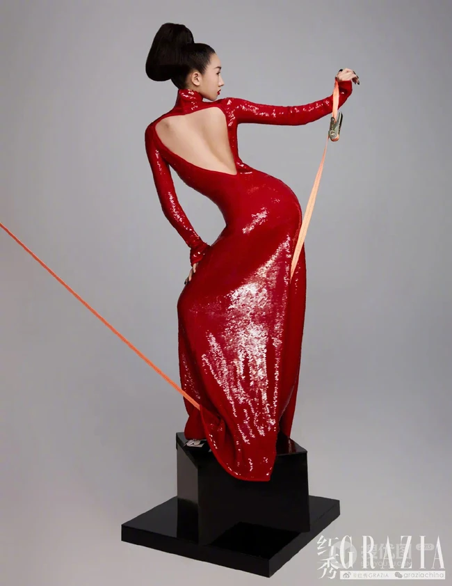 孟美岐个性《红秀》杂志写真，玩转黑与红两种色彩元素，时尚动感又动人