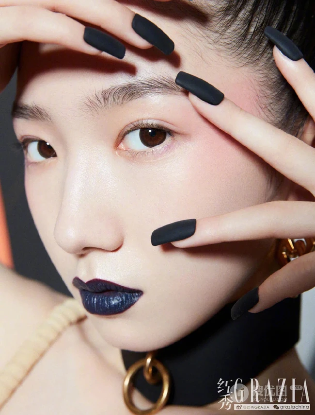 孟美岐个性《红秀》杂志写真，玩转黑与红两种色彩元素，时尚动感又动人