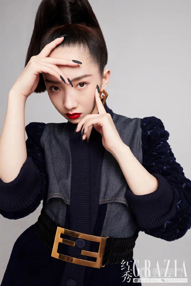 孟美岐个性《红秀》杂志写真，玩转黑与红两种色彩元素，时尚动感又动人