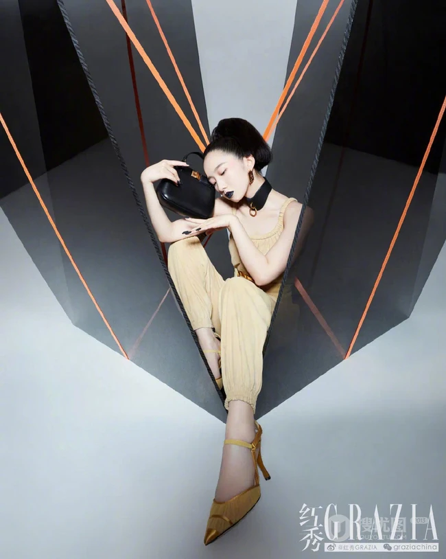 孟美岐个性《红秀》杂志写真，玩转黑与红两种色彩元素，时尚动感又动人