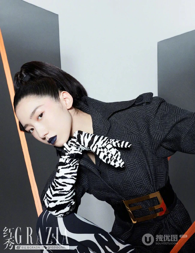 孟美岐个性《红秀》杂志写真，玩转黑与红两种色彩元素，时尚动感又动人
