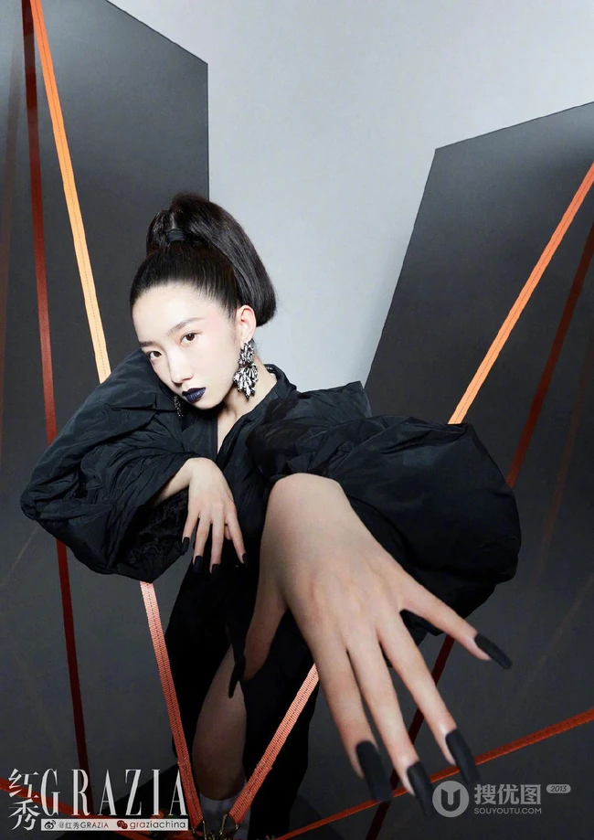 孟美岐个性《红秀》杂志写真，玩转黑与红两种色彩元素，时尚动感又动人
