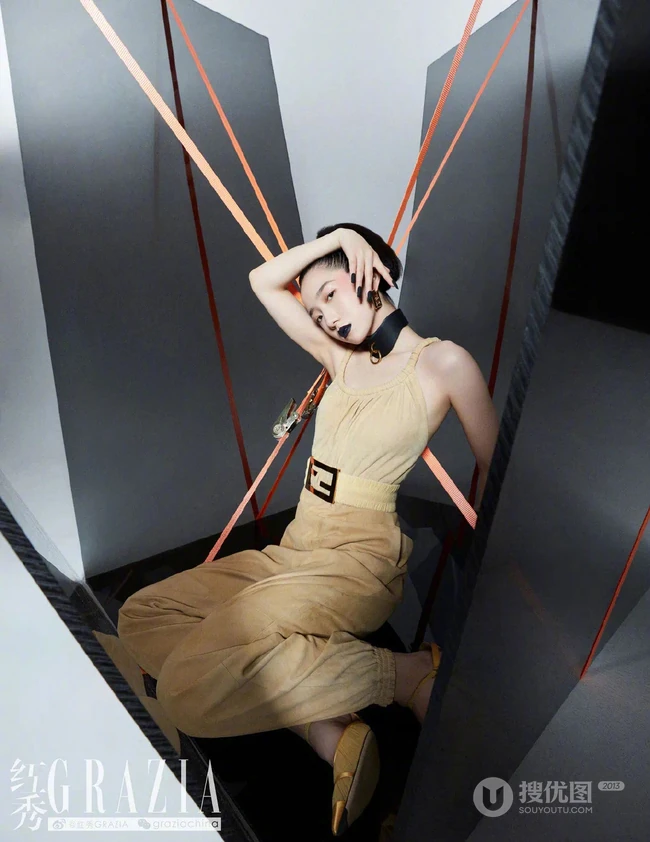 孟美岐个性《红秀》杂志写真，玩转黑与红两种色彩元素，时尚动感又动人