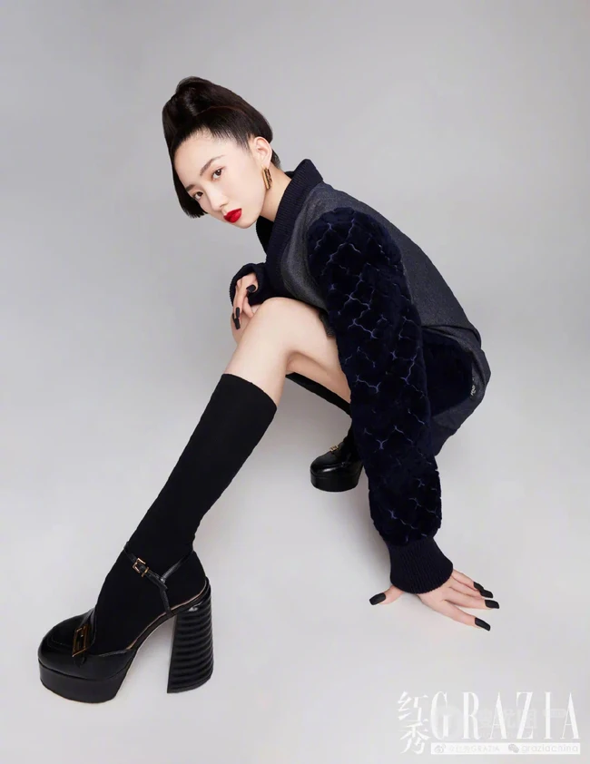 孟美岐个性《红秀》杂志写真，玩转黑与红两种色彩元素，时尚动感又动人