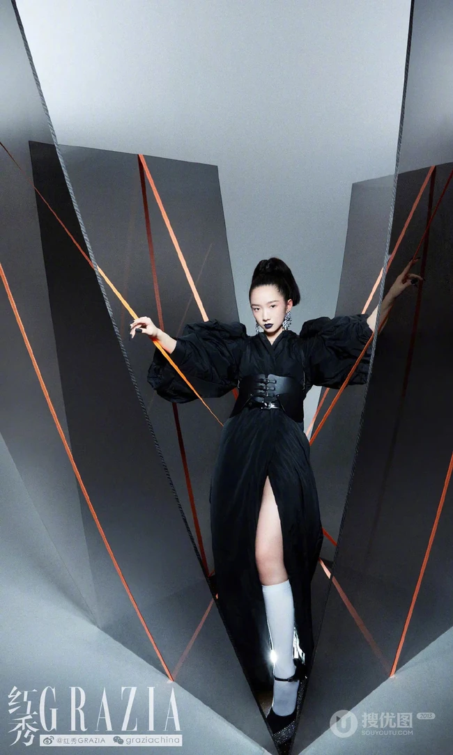 孟美岐个性《红秀》杂志写真，玩转黑与红两种色彩元素，时尚动感又动人