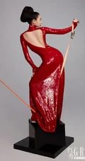 孟美岐个性《红秀》杂志写真，玩转黑与红两种色彩元素，时尚动感又动人