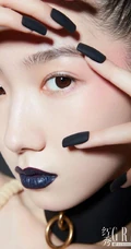 孟美岐个性《红秀》杂志写真，玩转黑与红两种色彩元素，时尚动感又动人