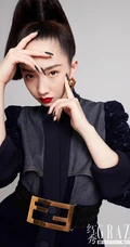 孟美岐个性《红秀》杂志写真，玩转黑与红两种色彩元素，时尚动感又动人