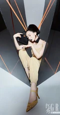 孟美岐个性《红秀》杂志写真，玩转黑与红两种色彩元素，时尚动感又动人