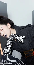 孟美岐个性《红秀》杂志写真，玩转黑与红两种色彩元素，时尚动感又动人