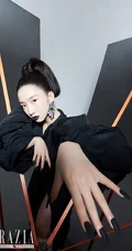 孟美岐个性《红秀》杂志写真，玩转黑与红两种色彩元素，时尚动感又动人