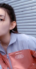 蒋依依运动夹克休闲裤套装搭配小白鞋小区一角闲逛生活照图片