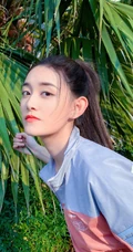 蒋依依运动夹克休闲裤套装搭配小白鞋小区一角闲逛生活照图片
