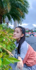 蒋依依运动夹克休闲裤套装搭配小白鞋小区一角闲逛生活照图片