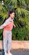 蒋依依运动夹克休闲裤套装搭配小白鞋小区一角闲逛生活照图片