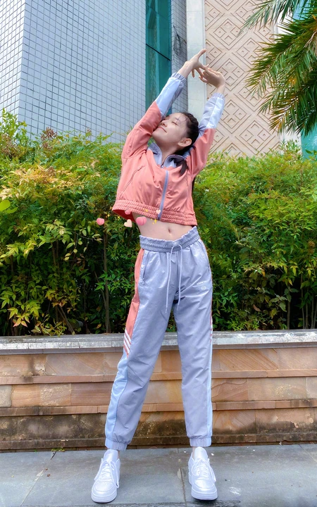 蒋依依运动夹克休闲裤套装搭配小白鞋小区一角闲逛生活照图片