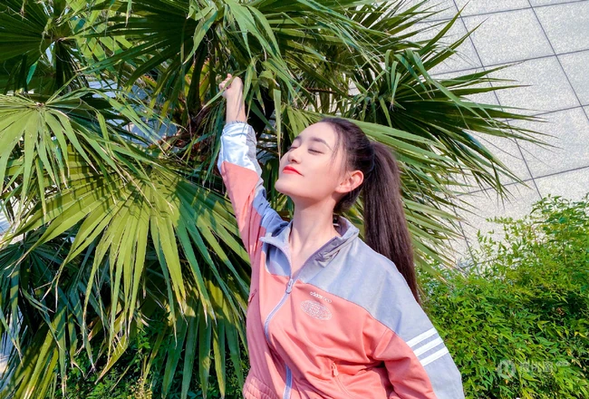 蒋依依运动夹克休闲裤套装搭配小白鞋小区一角闲逛生活照图片