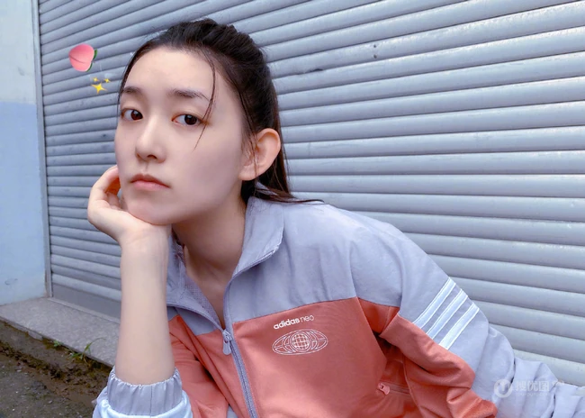 蒋依依运动夹克休闲裤套装搭配小白鞋小区一角闲逛生活照图片
