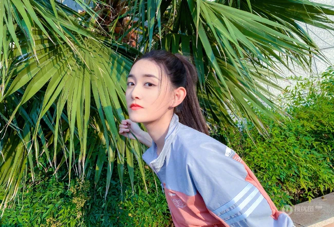 蒋依依运动夹克休闲裤套装搭配小白鞋小区一角闲逛生活照图片