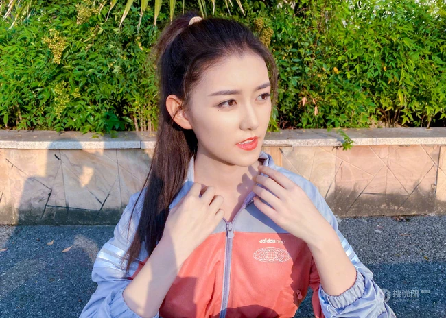 蒋依依运动夹克休闲裤套装搭配小白鞋小区一角闲逛生活照图片