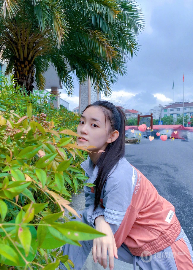 蒋依依运动夹克休闲裤套装搭配小白鞋小区一角闲逛生活照图片
