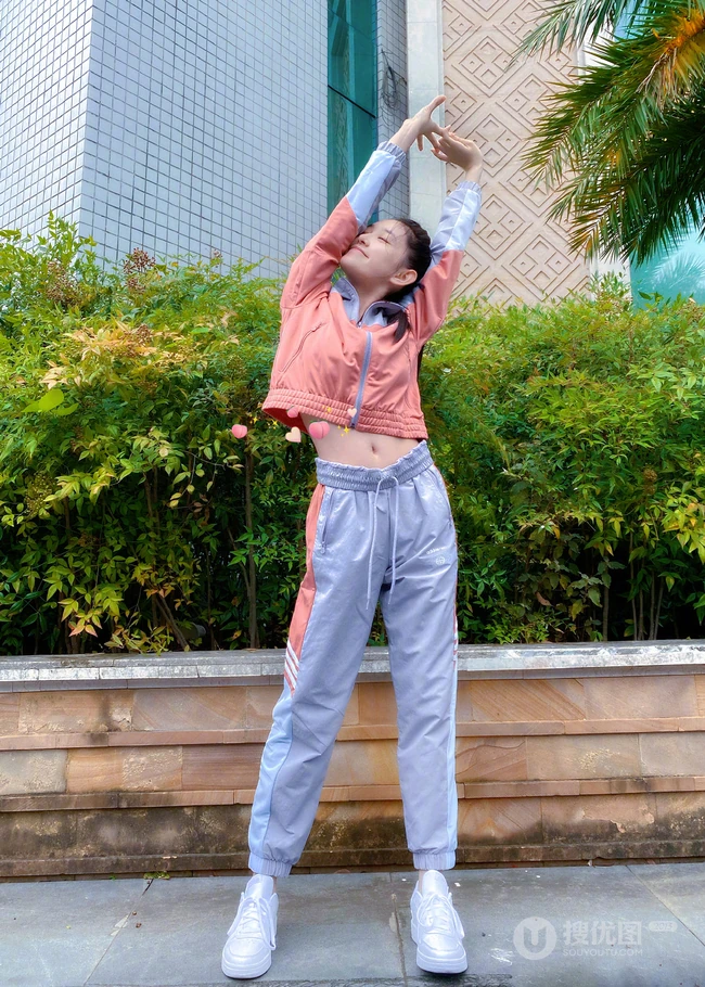 蒋依依运动夹克休闲裤套装搭配小白鞋小区一角闲逛生活照图片