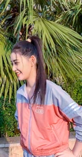 蒋依依运动夹克休闲裤套装搭配小白鞋小区一角闲逛生活照图片