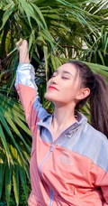 蒋依依运动夹克休闲裤套装搭配小白鞋小区一角闲逛生活照图片