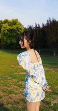 邓恩熙化身甜美温柔小女生，身着印花连衣短裙超美街拍写真照