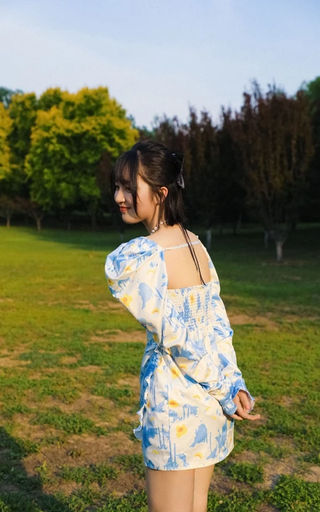 邓恩熙化身甜美温柔小女生，身着印花连衣短裙超美街拍写真照
