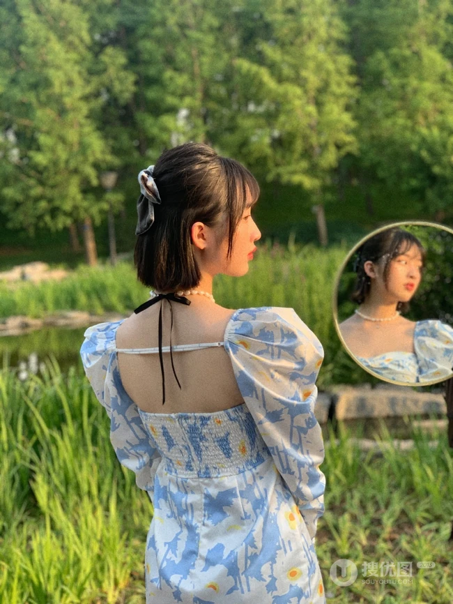邓恩熙化身甜美温柔小女生，身着印花连衣短裙超美街拍写真照
