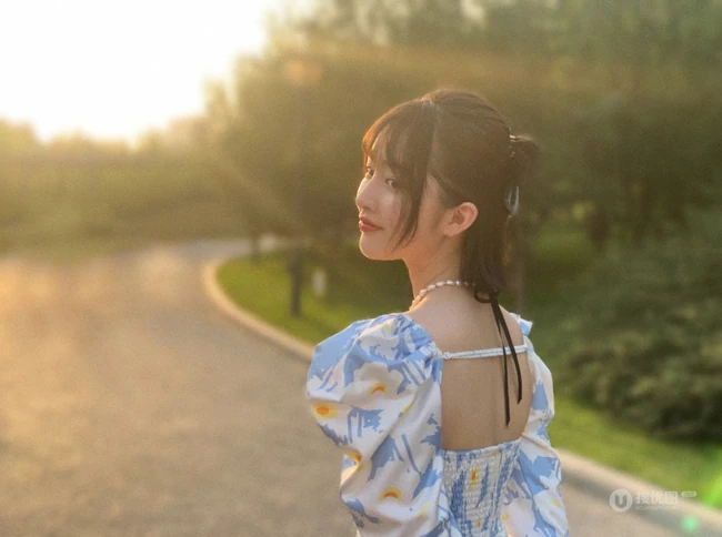 邓恩熙化身甜美温柔小女生，身着印花连衣短裙超美街拍写真照