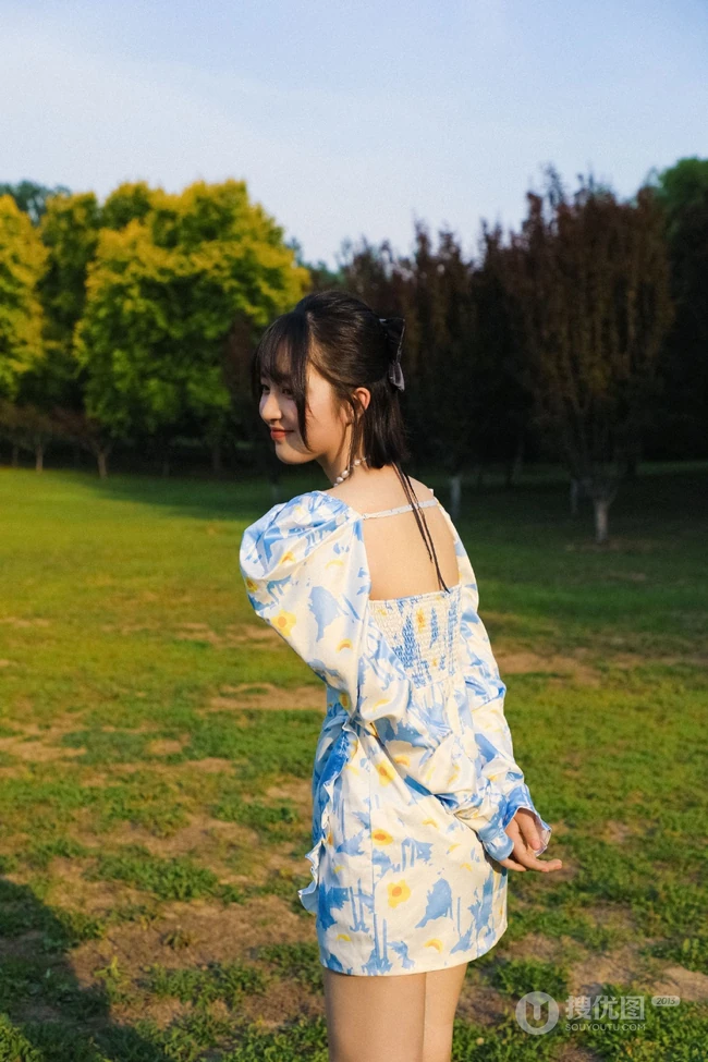 邓恩熙化身甜美温柔小女生，身着印花连衣短裙超美街拍写真照