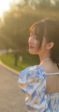 邓恩熙化身甜美温柔小女生，身着印花连衣短裙超美街拍写真照
