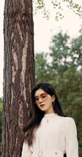 赵露思唯美清新森系写真，清新白裙着身，温柔笑容，暖照人心