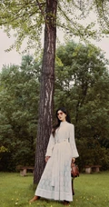 赵露思唯美清新森系写真，清新白裙着身，温柔笑容，暖照人心