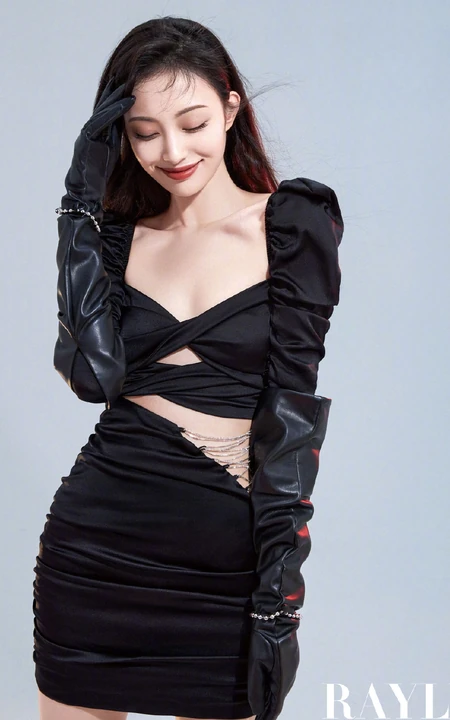 盖玥希裙装系列超美写真照，甜美笑容脸上弥漫，温暖的感觉不言而喻