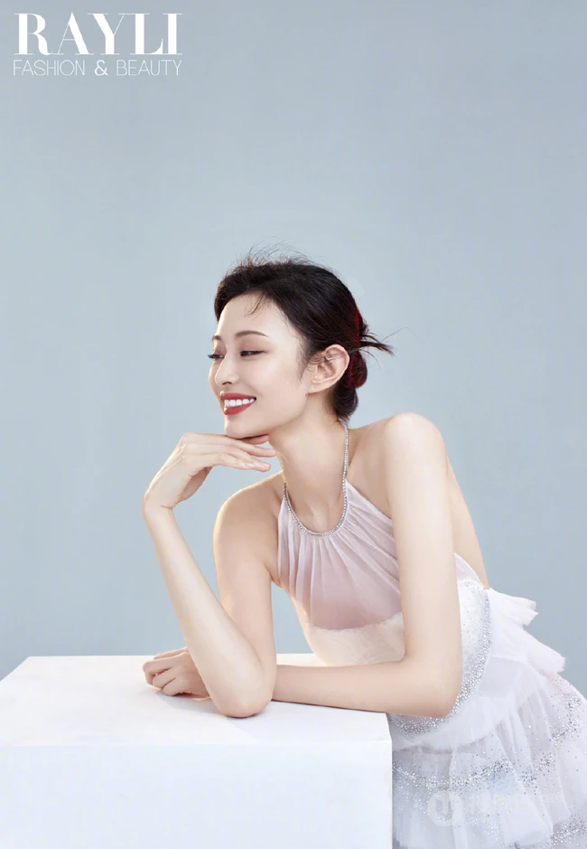 盖玥希裙装系列超美写真照，甜美笑容脸上弥漫，温暖的感觉不言而喻
