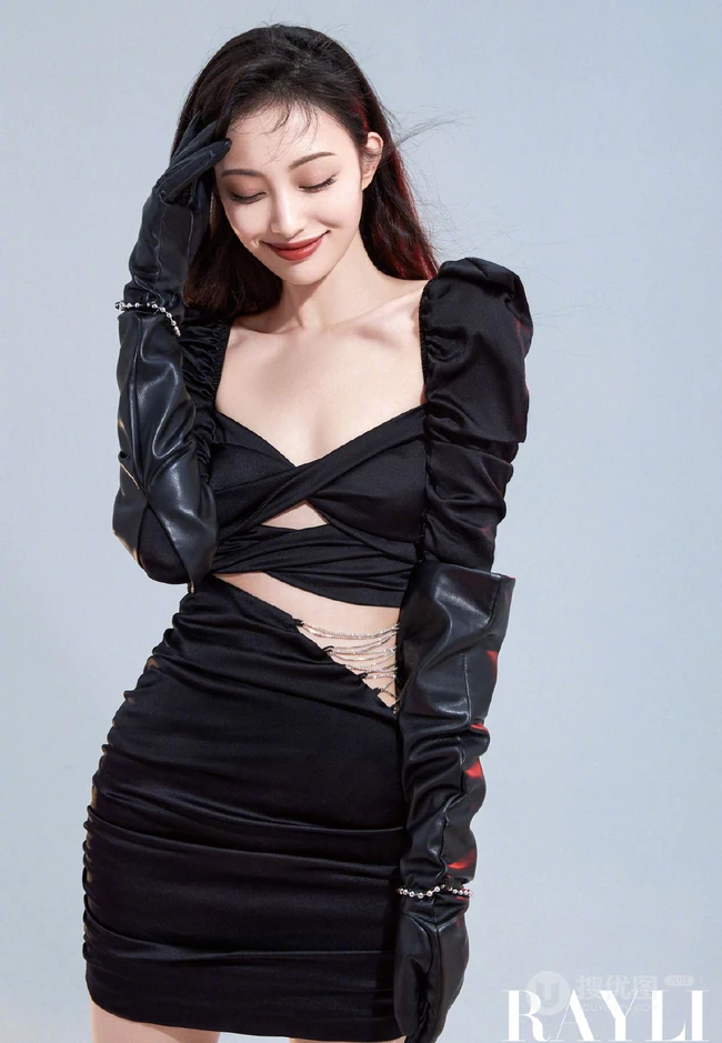 盖玥希裙装系列超美写真照，甜美笑容脸上弥漫，温暖的感觉不言而喻