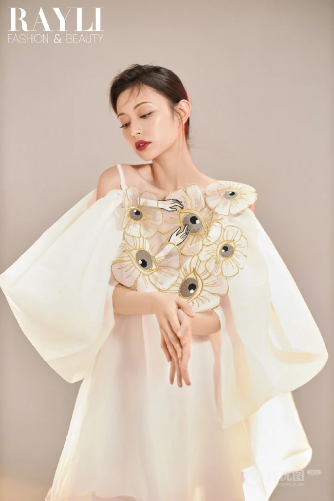 盖玥希裙装系列超美写真照，甜美笑容脸上弥漫，温暖的感觉不言而喻