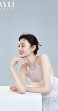 盖玥希裙装系列超美写真照，甜美笑容脸上弥漫，温暖的感觉不言而喻