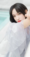 程潇仙气飘飘百褶紫裙着身在泳池边流连超美写真照片