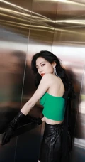 王霏霏化身电梯女郎，绿色肩带礼裙装搭配黑色皮裙，动人动作气质柔美