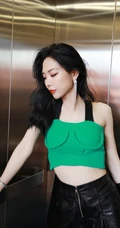 王霏霏化身电梯女郎，绿色肩带礼裙装搭配黑色皮裙，动人动作气质柔美