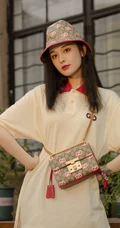 戴着可爱圆帽子的古力娜扎休闲潮流装扮街拍美照