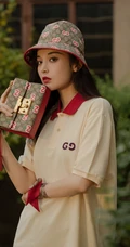 戴着可爱圆帽子的古力娜扎休闲潮流装扮街拍美照