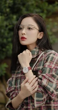 戴着可爱圆帽子的古力娜扎休闲潮流装扮街拍美照