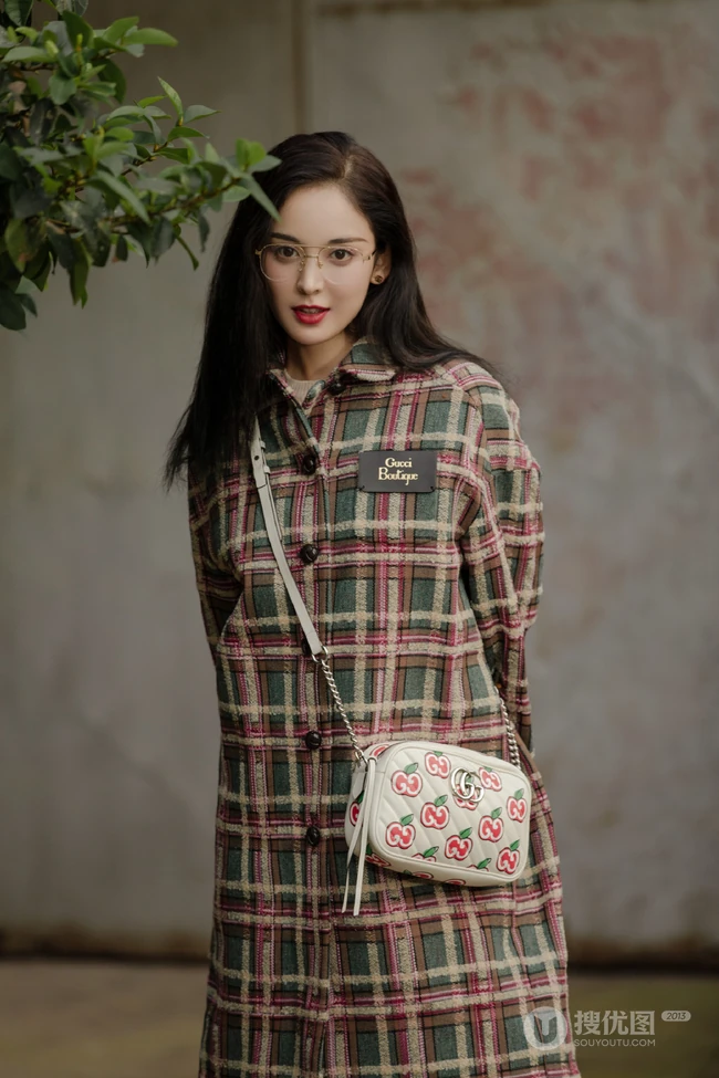 戴着可爱圆帽子的古力娜扎休闲潮流装扮街拍美照